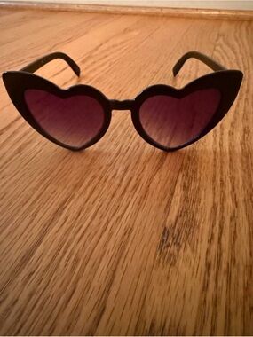 Black Heart-Shaped Sunglasses with Purple Lenses — Trendy Women's Accessory